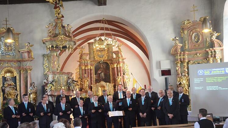 Auf eine "sehr gute" Chorleistung kann der stattliche Männerchor des Gesangvereins "Frohsinn" Steinbach an der Haide mit Dirigent Klaus Methfessel (vorne rechts) stolz sein.  Foto: Karl-Heinz Hofmann