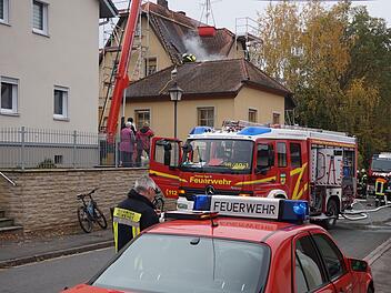 Aus dem Dachstuhl eines Hauses in der Hauptstraße von Vestenbergsgreuth drang Rauch.Karl Holzberger