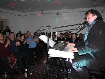 Der Sänger, Komponist und Pianist Udo Langer stellte in der Alten Vogtei sein neues Werk "Lass uns lauschen" vor. Foto: Stephan Stöckel
