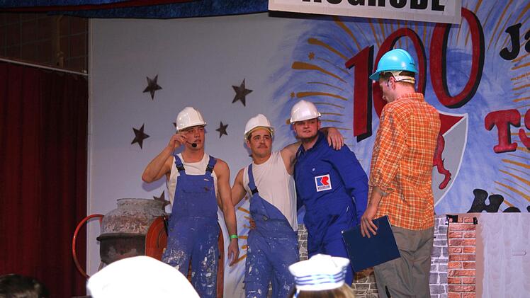 Einblick in ihre Baustelle gaben die Bauarbeiter Manuel Stottele, Fabian Busch, Moritz Busch und Leon Busch.