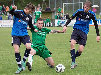 Im Teamwork holen sich die Herzogenauracher Luca Dittler und William Rahe (blaue Trikots, v. l.) den Ball vom Friesener Torsch&uuml;tzen zum 4:2, Max Sch&uuml;lein.  Fotos: Heinrich Wei&szlig;