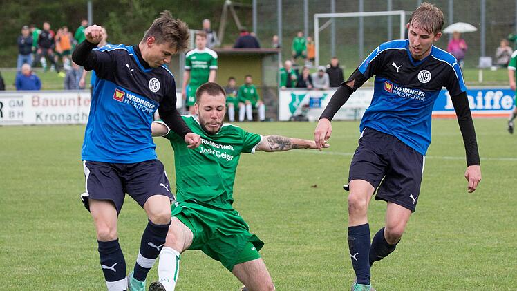 Im Teamwork holen sich die Herzogenauracher Luca Dittler und William Rahe (blaue Trikots, v. l.) den Ball vom Friesener Torsch&uuml;tzen zum 4:2, Max Sch&uuml;lein.  Fotos: Heinrich Wei&szlig;
