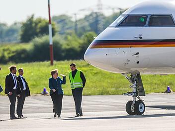 Die Nase des Regierungsflugzeugs wurde bei einem Unfall auf dem Dortmunder Flughafen besch&auml;digt. Foto: Stephan Sch&uuml;tze/dpa