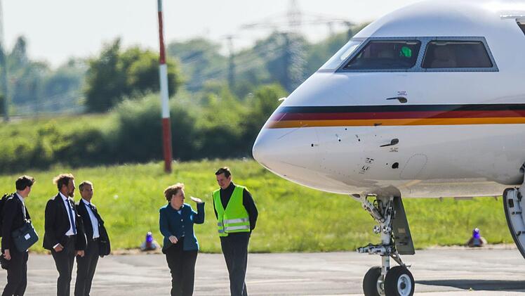 Die Nase des Regierungsflugzeugs wurde bei einem Unfall auf dem Dortmunder Flughafen besch&auml;digt. Foto: Stephan Sch&uuml;tze/dpa