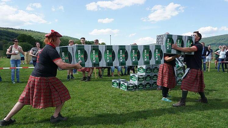 Bierkastenstapeln quer bei den Highlandgames in Langenleiten. Foto: Marion Eckert