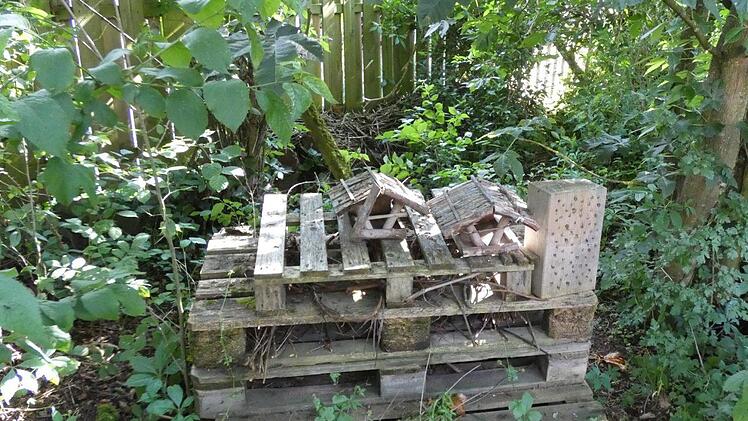Auch alte Holzpaletten finden als Unterschlupf f&uuml;r Tiere eine Verwendung in dem Naturgarten.