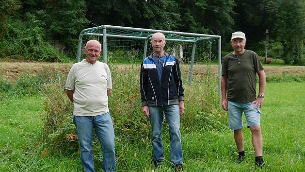 Hans Gadamer, Otto Seit und Oswald Seit (von links) liefen früher für die Fußballmannschaft  der Sportfreunde Althausen auf. Foto: Rebecca Vogt