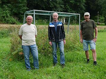 Hans Gadamer, Otto Seit und Oswald Seit (von links) liefen früher für die Fußballmannschaft  der Sportfreunde Althausen auf. Foto: Rebecca Vogt