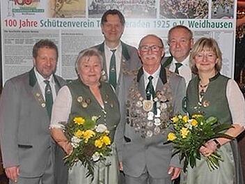 Ehrung beim großen Festabend der Tellkameraden (von links): Klaus Jacob (Ehrung DSB-Protektoratsabzeichen), Christine Stephan (Ehrung Bezirk Gold), 1. Schützenmeister Maik Stark, Schützenkönig und „König der Könige“ Günther Panzer, Manfred Stark (...