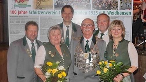 Ehrung beim großen Festabend der Tellkameraden (von links): Klaus Jacob (Ehrung DSB-Protektoratsabzeichen), Christine Stephan (Ehrung Bezirk Gold), 1. Schützenmeister Maik Stark, Schützenkönig und „König der Könige“ Günther Panzer, Manfred Stark (...