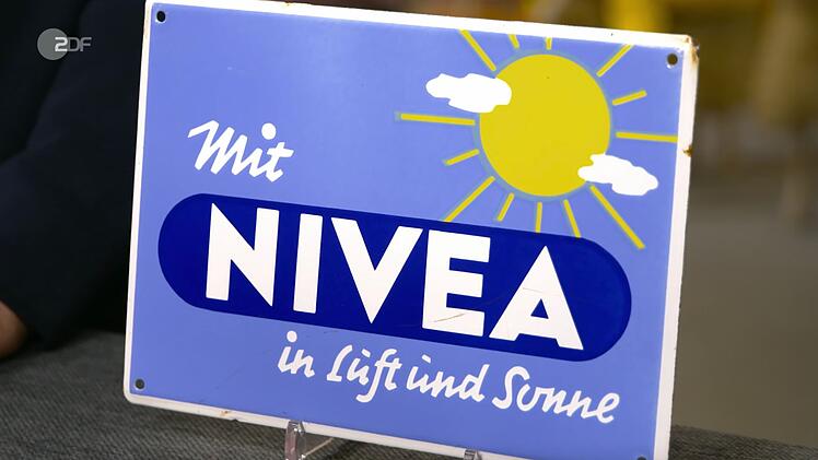 Das Werbeschild aus Emaille von Nivea datierte Detlev Kümmel in den 1950er Jahren. Der Wunschpreis lag bei 40 Euro. Walter Lehnertz zahlte sogar 500 Euro.