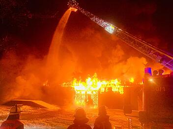 Gro&szlig;einsatz der Feuerwehr bei Lagerhallenbrand bei Ebern