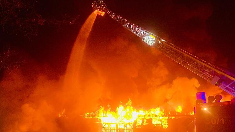 Gro&szlig;einsatz der Feuerwehr bei Lagerhallenbrand bei Ebern
