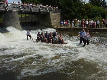 Die Floßdurchfahrt am Angerwehr ist immer wieder ein Höhepunkt und natürlich auch eine große Herausforderung für die Floßführer bei der Unterrodacher Flößerkirchweih. Foto: Gerd Fleischmann