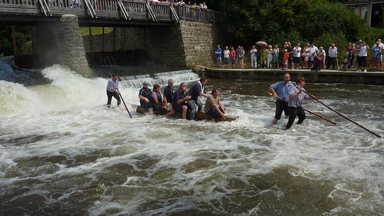 Die Floßdurchfahrt am Angerwehr ist immer wieder ein Höhepunkt und natürlich auch eine große Herausforderung für die Floßführer bei der Unterrodacher Flößerkirchweih. Foto: Gerd Fleischmann