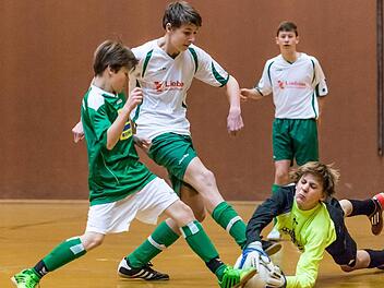 Untererthals U-15-Keeper Leon Zwickl fischt dem Thulbaer Lukas Liebler den Ball vom Fuß, links Christoph Gerlach. Thulba gewinnt 2:1. Foto: as