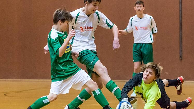 Untererthals U-15-Keeper Leon Zwickl fischt dem Thulbaer Lukas Liebler den Ball vom Fuß, links Christoph Gerlach. Thulba gewinnt 2:1. Foto: as