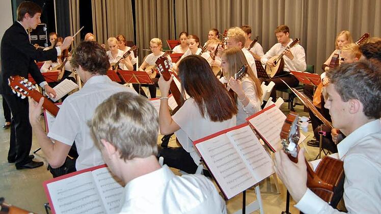 30 Musiker des bayerischen Landesjugendzupforchesters unter Leitung von Julian Habryka brachten Klassisches und Modernes.