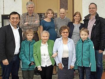 Adelheid Plotz (vorne, MItte) freute sich über die Glückwünsche von (vorne, von links) Bürgermeister Jens Korn, Urenkel Nico, Tochter Ilona und Urenkel Ben sowie (obere Reihe, von links) Schwiegersohn Armin, Enkelin Nicole, Sohn Roland, Enkelin Nadja und Stefan Popp von der Mönchshof-Brauerei.  Foto: Susanne Deuerling