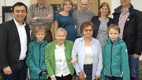 Adelheid Plotz (vorne, MItte) freute sich über die Glückwünsche von (vorne, von links) Bürgermeister Jens Korn, Urenkel Nico, Tochter Ilona und Urenkel Ben sowie (obere Reihe, von links) Schwiegersohn Armin, Enkelin Nicole, Sohn Roland, Enkelin Nadja und Stefan Popp von der Mönchshof-Brauerei.  Foto: Susanne Deuerling