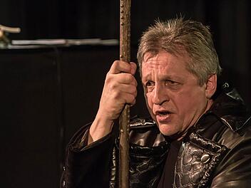 Wagner-Monologe präsentierte der Bassist Michael Lion beim ersten offiziellen Abend auf seiner neuen Kleinkunstbühne in Rothenhof. Foto: Jochen Berger