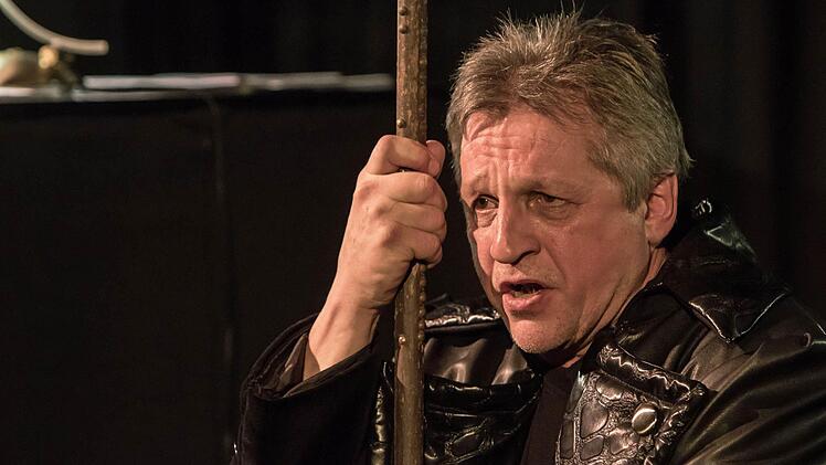 Wagner-Monologe präsentierte der Bassist Michael Lion beim ersten offiziellen Abend auf seiner neuen Kleinkunstbühne in Rothenhof. Foto: Jochen Berger