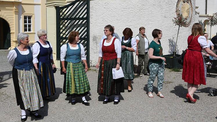 Bei der Tracht-Vorstellung dabei: Die Frauen aus Aidhausen. Sie haben sich auch eine Tracht nach eigenen historischen Vorlagen geschneidert. Gut erkennbar am Rock ist das Zierband, das eine lokale Eigenheit ist.  Foto: Barbara Herbst