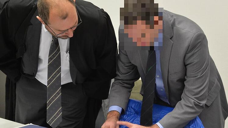 Der angeklagte ehemalige Bamberger Chefarzt Heinz W. (rechts) mit Rechtsanwalt Dieter Widmann, einem seiner drei WahlverteidigerArchivfoto: Ronald Rinklef
