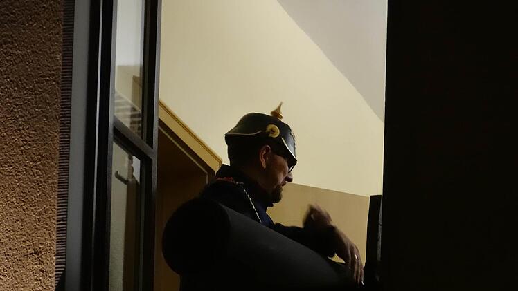 B&uuml;rgermeister Harald Hofmann wehrt sich wortgewaltig, seine Gemeindr&auml;te schie&szlig;en mit Kanonen Luftschlangen.  Foto: Pierre Strecker