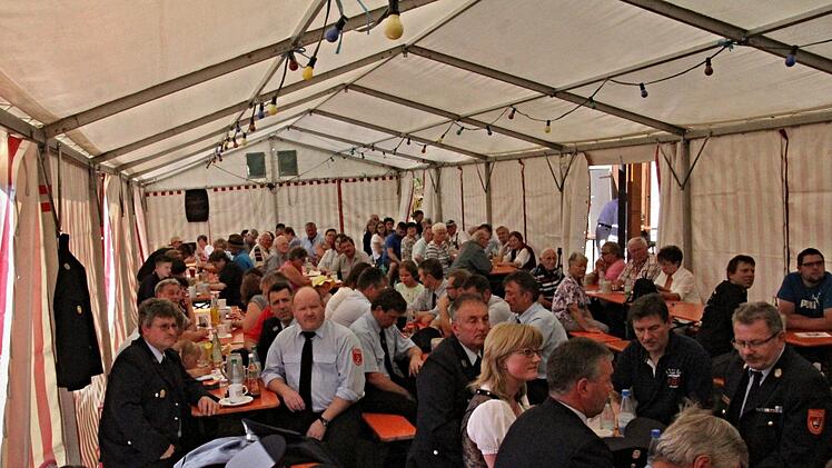 Blick auf die Besucher beim 125jährigen Gründungsfest der Feuerwehr Losbergsgreuth-Ottneues und des Gemeindefeuerwehrtages.