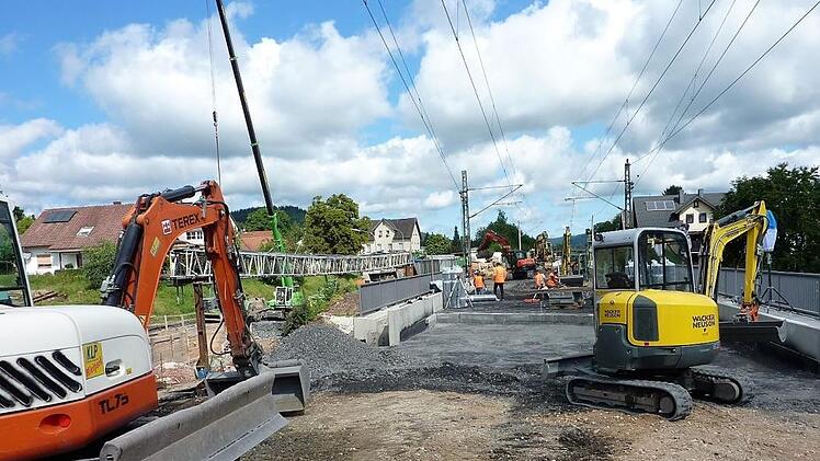 Samstag: Beachtliche Aktivitäten sind bei der Wiederherstellung des Bahnkörpers angesagt. Foto: Gerd Fleischmann