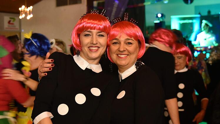 Die Mädels vom Gick-Kulturstammtisch aus Großheirath amüsierten sich als Domino-Steine. Foto: Gabi Arnold