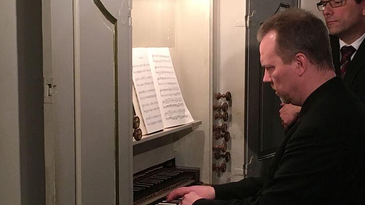 Stimmungsvoll: Ein Projektchor mit Sängern aus der Region Coburg, aus Thüringen, Sachsen und Sachsen-Anhalt gestaltete ein Konzert in Niederfüllbach.Foto: Jochen Berger