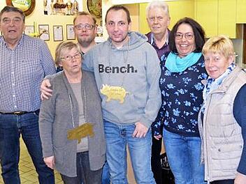Vorsitzender Christoph Schlögl (hinten Dritter von rechts) mit den Saukönigen Elfriede Wohlrath und Wolfgang Dill (vorn von links mit Kette) sowie den Rittern und Schlumpschützen (von links) Hilmar Wagner, Andreas Schick, Manuela Dill und Rosi Stark Foto: Thoams Micheel