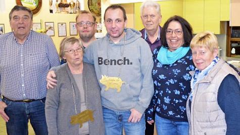 Vorsitzender Christoph Schlögl (hinten Dritter von rechts) mit den Saukönigen Elfriede Wohlrath und Wolfgang Dill (vorn von links mit Kette) sowie den Rittern und Schlumpschützen (von links) Hilmar Wagner, Andreas Schick, Manuela Dill und Rosi Stark Foto: Thoams Micheel