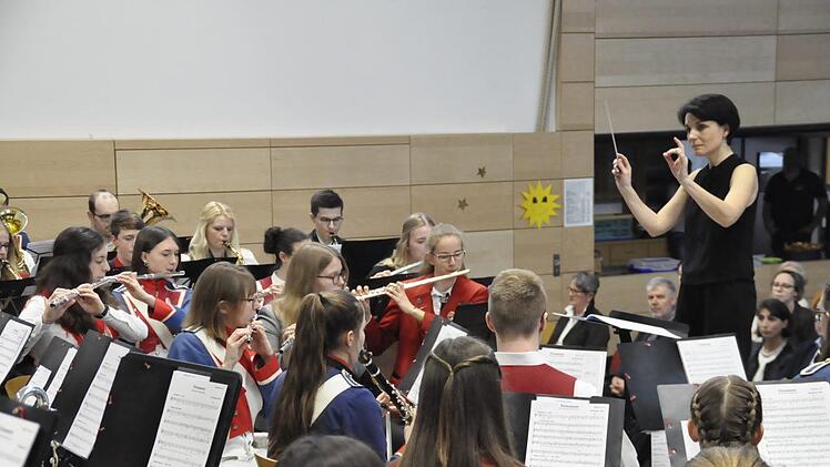 Mit einem mitreißenden Konzert begeisterten 71 Musiker des KJBO aus 31 Musikvereinen - unter der musikalischen Leitung von Tanja Berthold - die Zuhörer in der Steinacher Henneberghalle. Foto: Peter Klopf