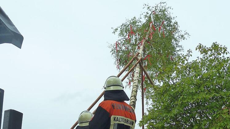 Eine der größten Mai-Veranstaltungen im Coburger Land: das Backofenfest in Kaltenbrunn. Auch dieses beginnt,  am 1. Mai, um 10 Uhr, mit dem Aufstellen des Maibaums in der Ortsmitte.