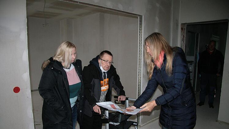 Besprechung: Kurt Valentin mit Tochter Alexandra Krug  (links) und Dagmar Strauß von der Mainleuser Gemeindeverwaltung. Foto: Jürgen Gärtner