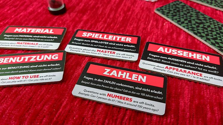 Spiele-Test "Insider Black": Originelle Party-Wortfindespiel von Oink Games