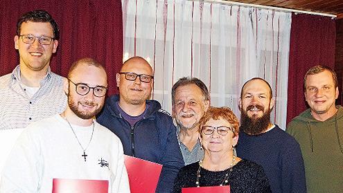 Die Geehrten der SPD (von links): Stefan Stumpf, Lukas Busch, Erik Friedlein und Ruth Wiegandt, zusammen mit Drittem Bürgermeister Stephan Arndt, daneben 2. Vorsitzender Luke Commandeur und Vorsitzender Jochen Körner.