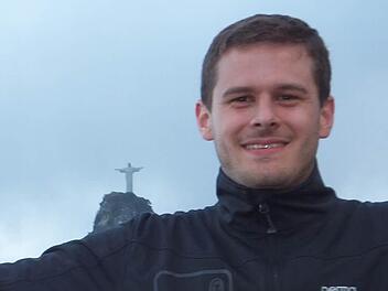 Peter Kaiser mit der Christusstatue oberhalb von Rio im Hintergrund.Fotos: privat