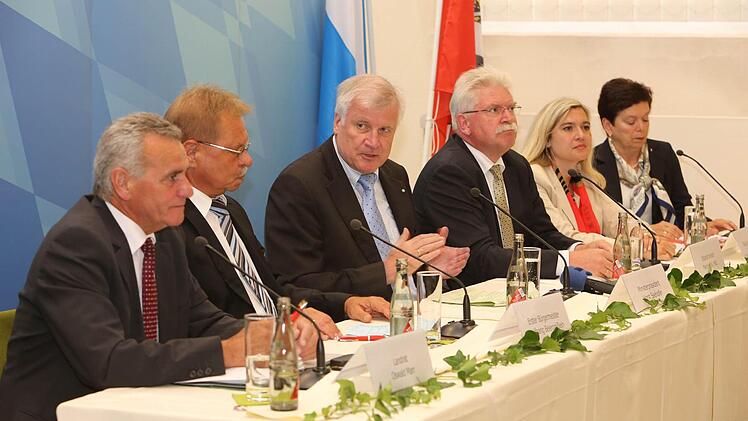 Pressekonferenz mit Ministerpräsident Seehofer (dritter von links) in Kronach.Fotos: Barbara Herbst