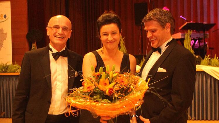 Zu ihrem Einzug in die Regierung als Staatssekretärin gab es besondere Glückwünsche für Dorothee Bär; links Wilhelm Schneider und rechts Steffen Vogel.