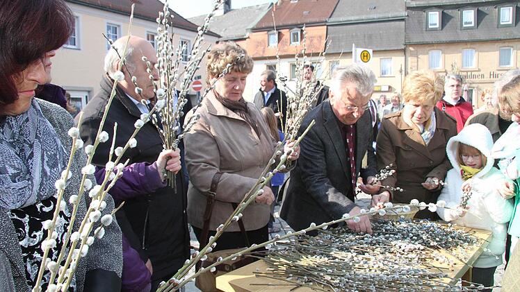 Die Mesnerfamilie hat im Pfarrgarten und bei den Spendern die Palmkätzchen schon vor Wochen geerntet und dann kühl gelagert.