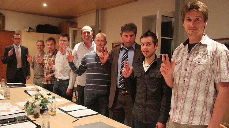Sieben neue Ratsmitglieder hatte der neue Wonseeser Bürgermeister Andreas Pöhner (hinten links) zu vereidigen: (von vorne) Michael Görl, Patrick Götz, Herbert Wagner, Thorsten Hübner, Hans-Peter Zahner, Martin Hupfer, Tobias Weggel und Christian Horter. Foto: Sonja Adam