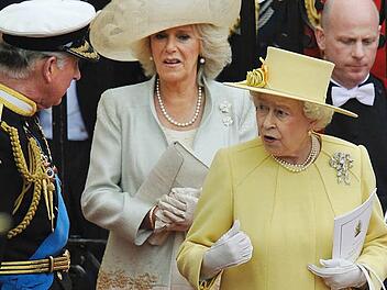 Sie nennen sich Windsor, aber Königin Elisabeth II. (vorn, in Gelb) und ihr Sohn Prinz Charles könnten sich genauso "von Schleswig-Holstein-Sonderburg-Glücksburg" nennen - oder "Saxe-Coburg".  Foto: CT-Archiv