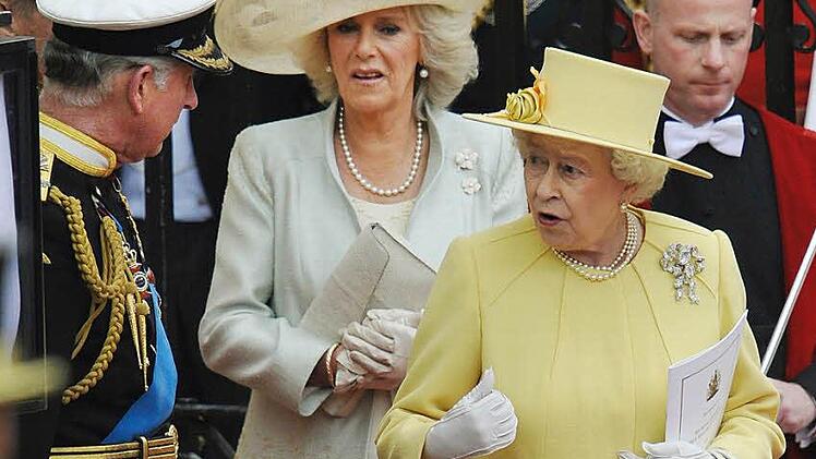 Sie nennen sich Windsor, aber Königin Elisabeth II. (vorn, in Gelb) und ihr Sohn Prinz Charles könnten sich genauso "von Schleswig-Holstein-Sonderburg-Glücksburg" nennen - oder "Saxe-Coburg".  Foto: CT-Archiv