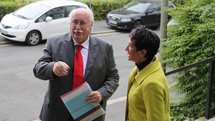 Landtagsvizepräsidentin und Awo-Kreisvorsitzende Inge Aures begrüßt den oberfränkischen Regierungspräsidenten Wilhelm Wenning. Foto: Stephan Tiroch