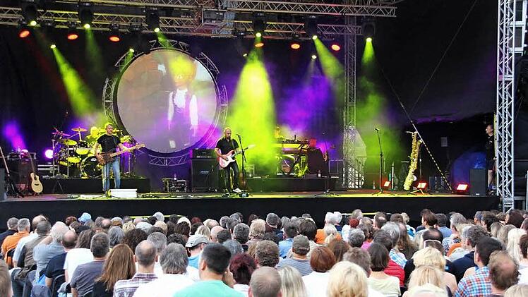 Noch größer als bei der Premiere im Juli 2015 - hier mit der Band "Echoes" - wird die Bühne vor dem Schloss in Eyrichshof. Fotos: Ralf Kestel