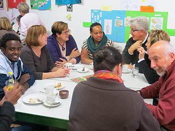 Die Plätze beim "Café der Begegnung" in Lichtenfels, das zweimal im Monat stattfindet, sind immer belegt. Sowohl Flüchtlinge als auch Einheimische nutzen die Chance bei Kaffee und Kuchen mehr über den jeweils anderen zu erfahren. Archivfoto: privat